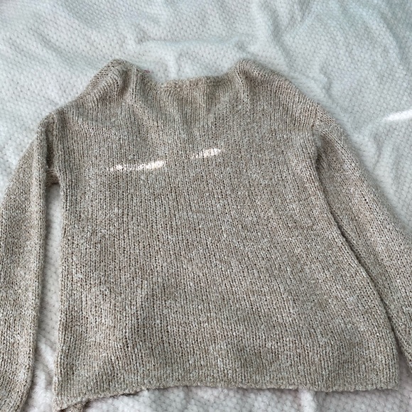 A warm, cozy oversized sweater - Picture 3 of 3